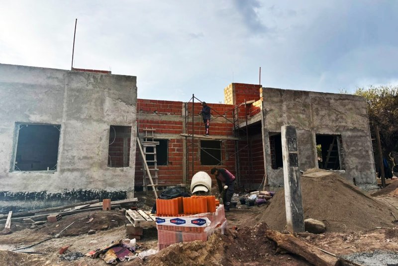 LOS HOGARES DE LA VILLA DE MERLO AVANZAN CON CUBIERTAS, REVOQUES E INSTALACIONES