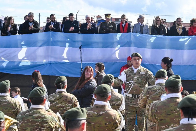 POGGI ACOMPAÑÓ EL DESFILE QUE CONMEMORÓ EL 176° ANIVERSARIO DEL PASO A LA INMORTALIDAD DE SAN MARTÍN