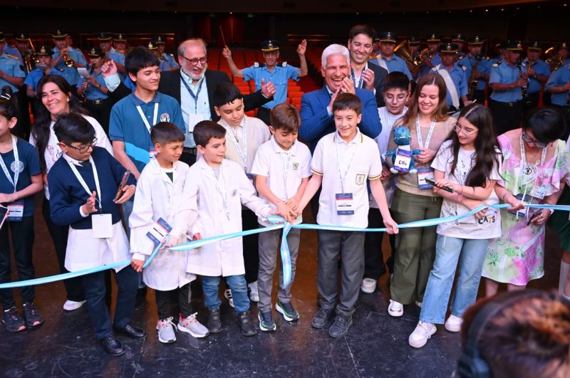 EL GOBERNADOR INAUGURÓ LAS PRIMERAS FASES DE LA INSTANCIA NACIONAL DE LA FERIA DE CIENCIAS