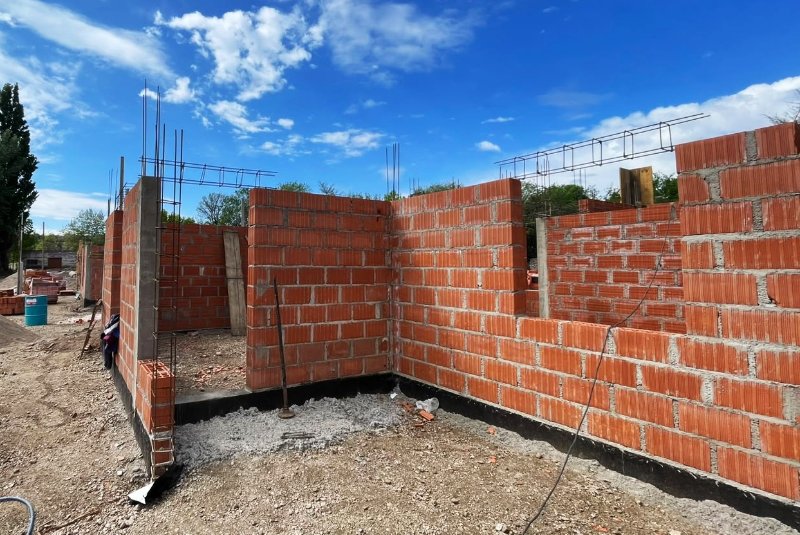 LAS VIVIENDAS AVANZAN CON TRABAJOS DE ALBAÑILERÍA E INSTALACIONES EN LAS CHACRAS Y PASO GRANDE
