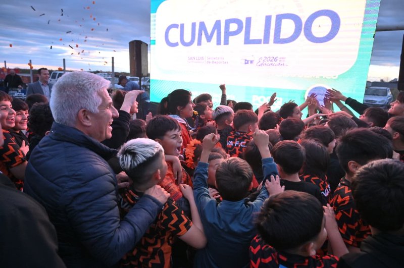 POGGI INAUGURÓ VESTUARIOS Y EL CIERRE DE LA CANCHA DEL EVA FÚTBOL CLUB, QUE PROYECTA NUEVAS OBRAS