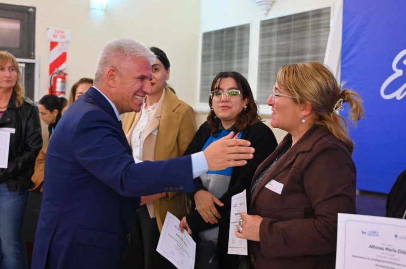 POGGI ENTREGÓ CERTIFICADOS Y COMPUTADORAS A 225 DOCENTES QUE SE CAPACITARON EN INTELIGENCIA ARTIFICIAL