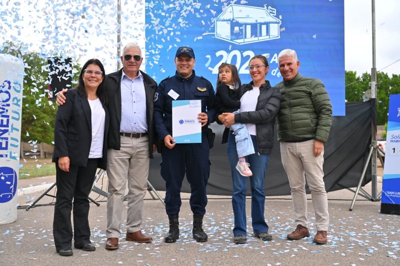 POGGI COMPLETÓ LA ENTREGA DE CUATRO VIVIENDAS EN NAVIA Y LAS FAMILIAS YA DISFRUTAN DE SUS NUEVOS HOGARES
