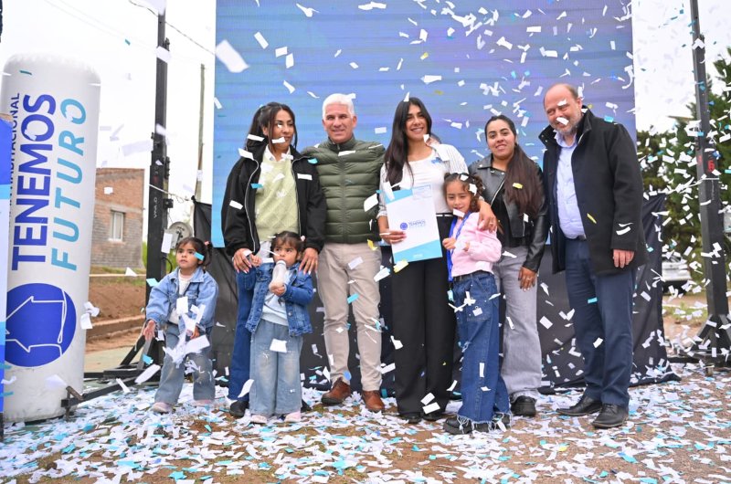 CUATRO FAMILIAS DE BAGUAL CUMPLIERON EL SUEÑO DE LA CASA PROPIA: POGGI ENTREGÓ LAS LLAVES Y RECORRIÓ NUEVAS OBRAS