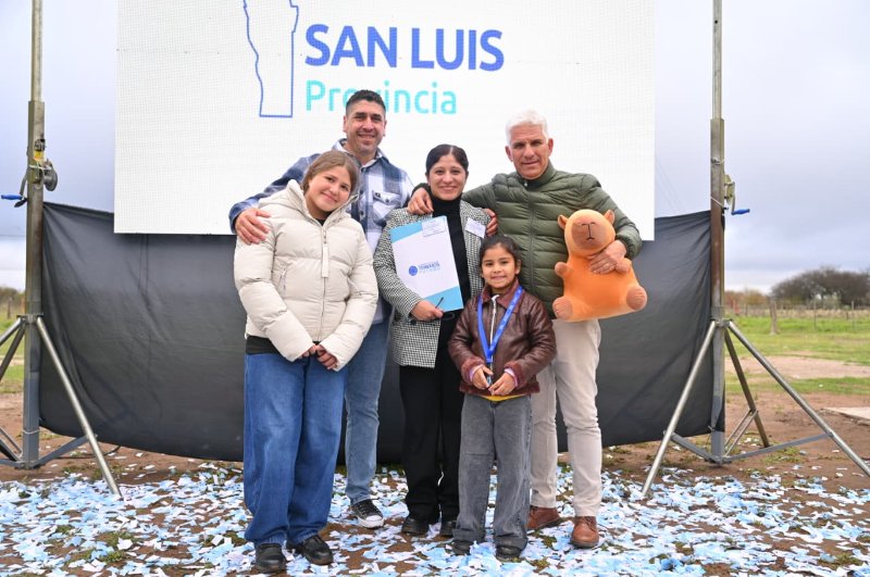 POGGI ENTREGÓ TRES VIVIENDAS EN FORTUNA Y ANUNCIÓ LA CONSTRUCCIÓN DE OTRAS SEIS