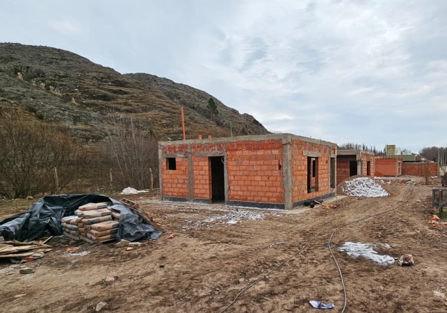 EL GOBIERNO AVANZA CON LA CONSTRUCCIÓN DE VIVIENDAS EN LA CAROLINA Y ESTANCIA GRANDE