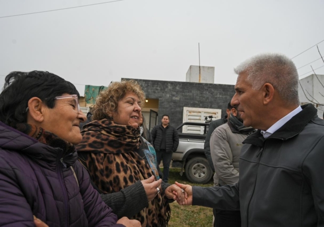 PAVIMENTO NUEVO EN EL BARRIO 640 VIVIENDAS DE VILLA MERCEDES: EL GOBERNADOR POGGI ACOMPAÑÓ A VECINOS EN EL ESTRENO