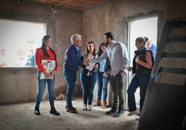 Doce familias de Quines visitaron su futuro hogar junto al Gobernador