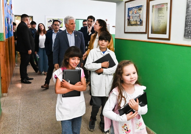 La comunidad educativa del paraje La Esquina recibió computadoras para fortalecer su conectividad