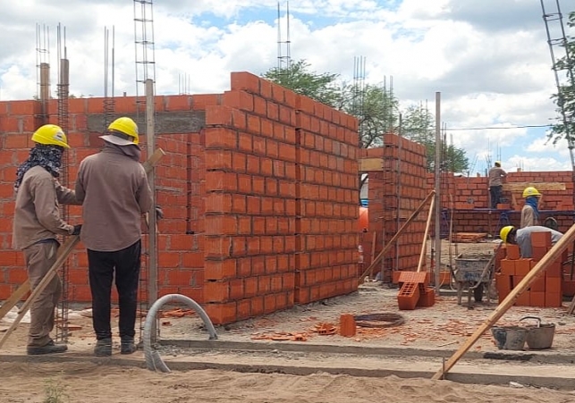 Las nuevas viviendas de Juana Koslay ganan altura y ya proyectan algunos techos