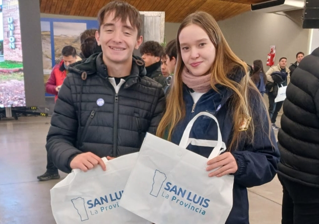 Mariano-Gamboa-y-Malene-Tax-alumnos-del-Instituto-San-Luis-Gonzaga