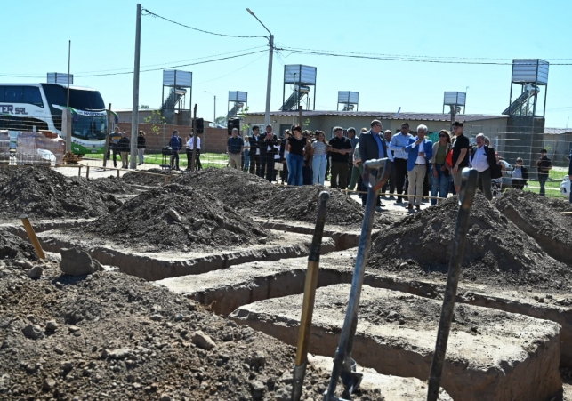 Poggi visitó las casas que se construyen en Naschel