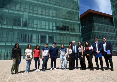 El Jefe de Estado y el ministro de Educación junto a un grupo de estudiantes que sobresalieron durante este ciclo lectivo