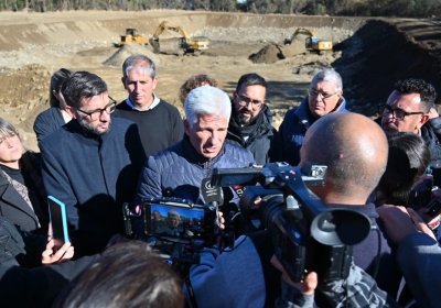 El gobernador Claudio Poggi durante su contacto con la prensa en la Villa de Merlo