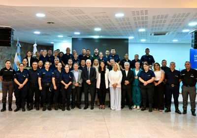 Las autoridades gubernamentales y académicas se tomaron una fotografía con los flamantes estudiantes